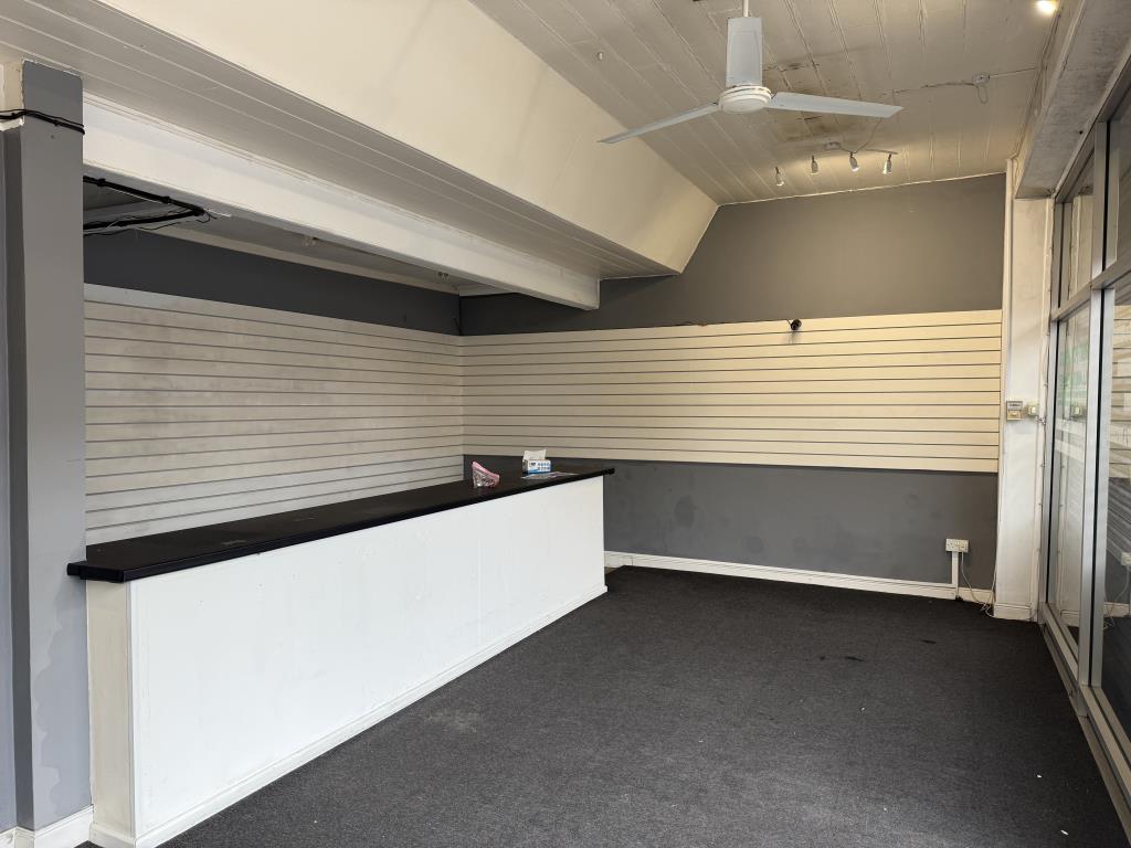 Lot: 45 - MIXED USE FREEHOLD BUILDING - Main retail area